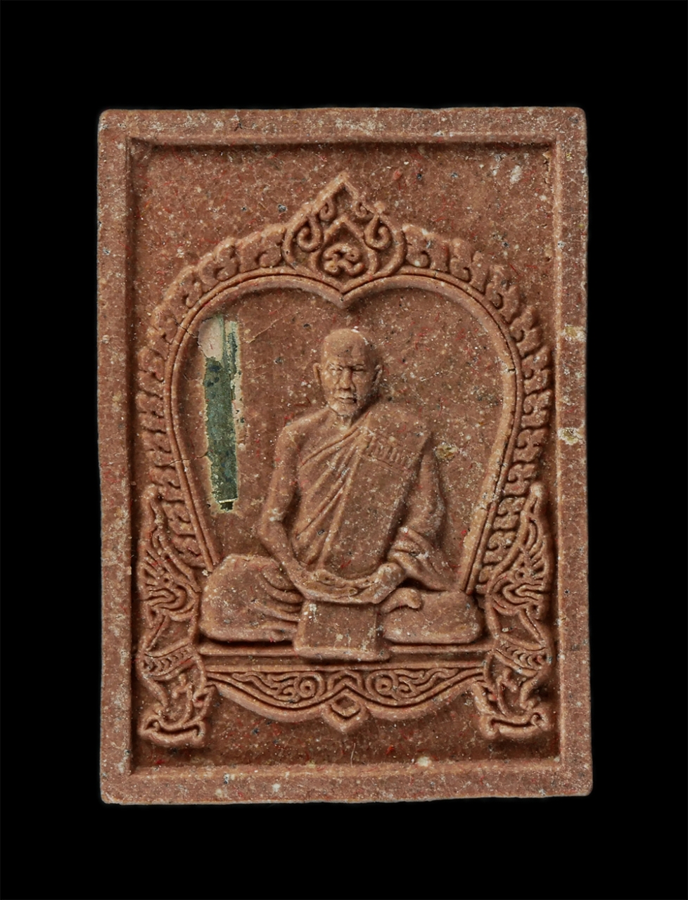 18Aug24 (64)p.jpg - พระผงรูปเหมือนหลวงพ่อสิน วัดละหารใหญ่ อ.บ้านค่าย จ.ระยอง พิมพ์นั่งซุ้มเสมา ปี2562 เนื้อผงพุทธคุณ ผสมว่าน เกศา ฝังตะกรุดเงิน พลอยเสก หมายเลข 5153  พระส [..] | https://kamulet.in.th